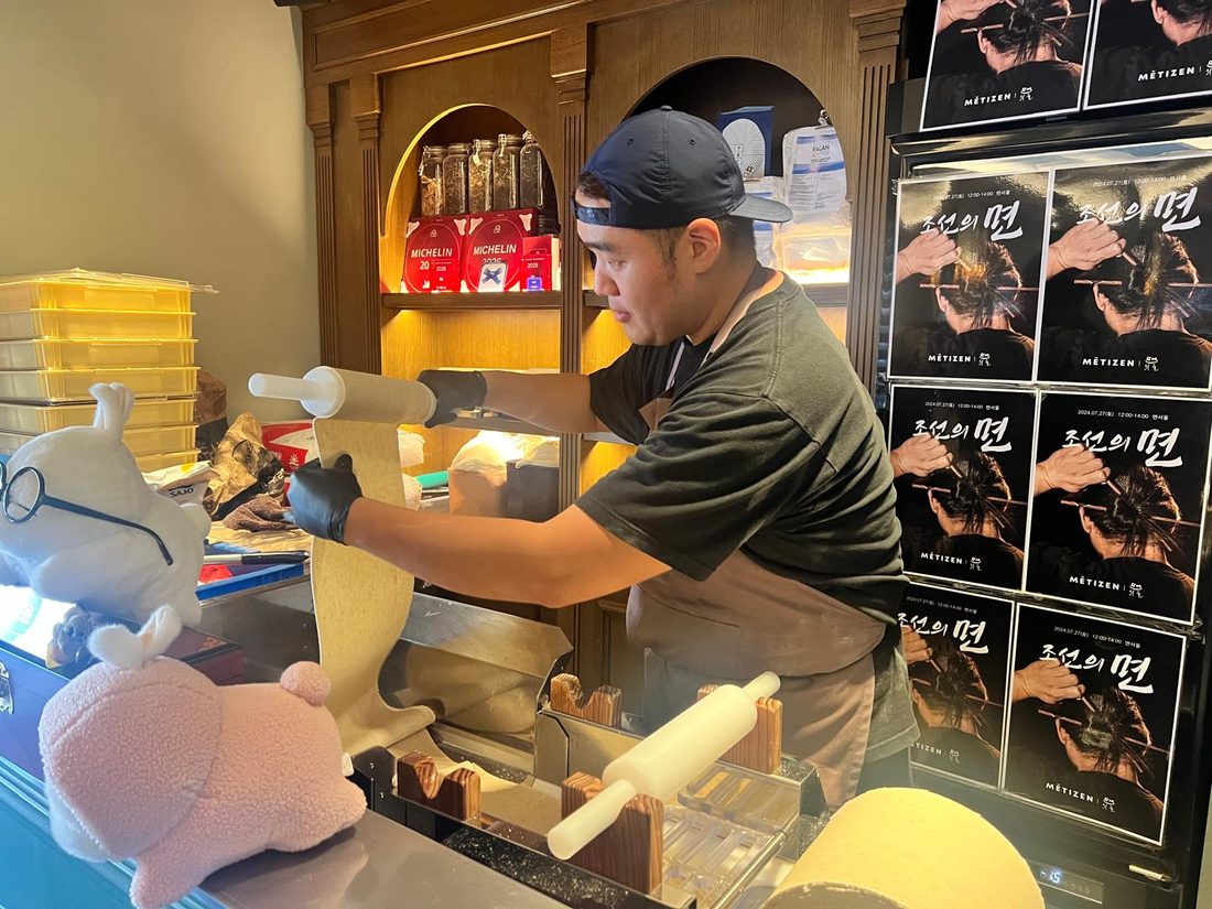 Youngbock Lee working raw ingredients at Myeon Seoul in Seoul